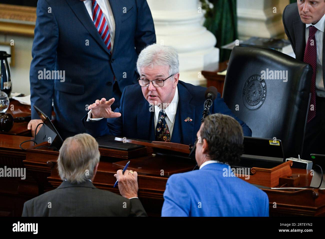 Austin Texas USA, 12. September 2023. Oberstleutnant DAN PATRICK, der als Prozessrichter dient, spricht mit den Anwälten während der Nachmittagssitzung am sechsten Tag im Amtsenthebungsverfahren von Texas Attorney General Ken Paxton im Senat von Texas. Quelle: Bob Daemmrich/Alamy Live News Stockfoto