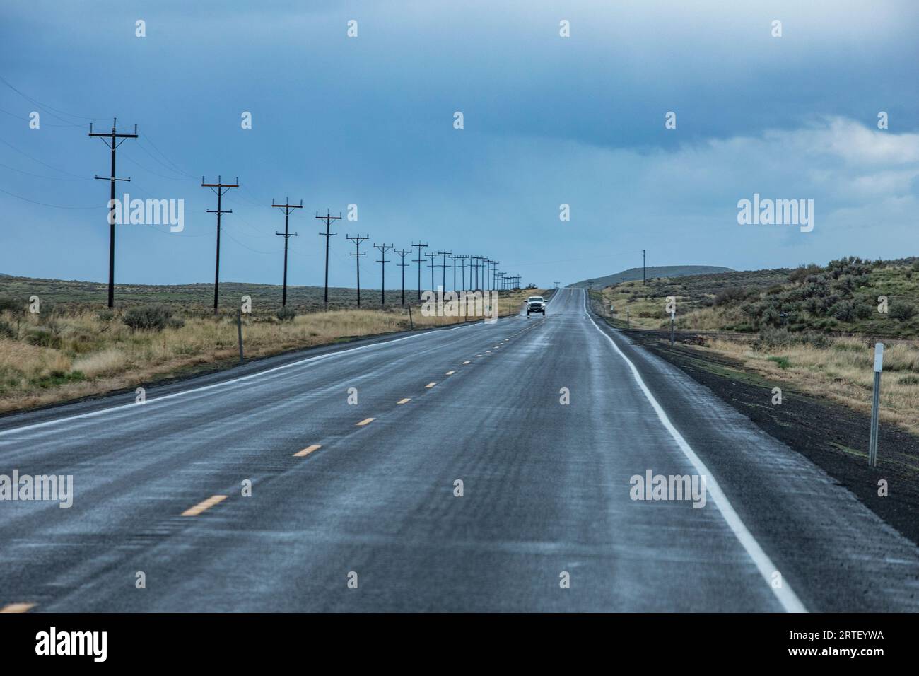 USA, Nevada, McDermitt, Strommasten entlang der Autobahn bei stürmischem Wetter Stockfoto