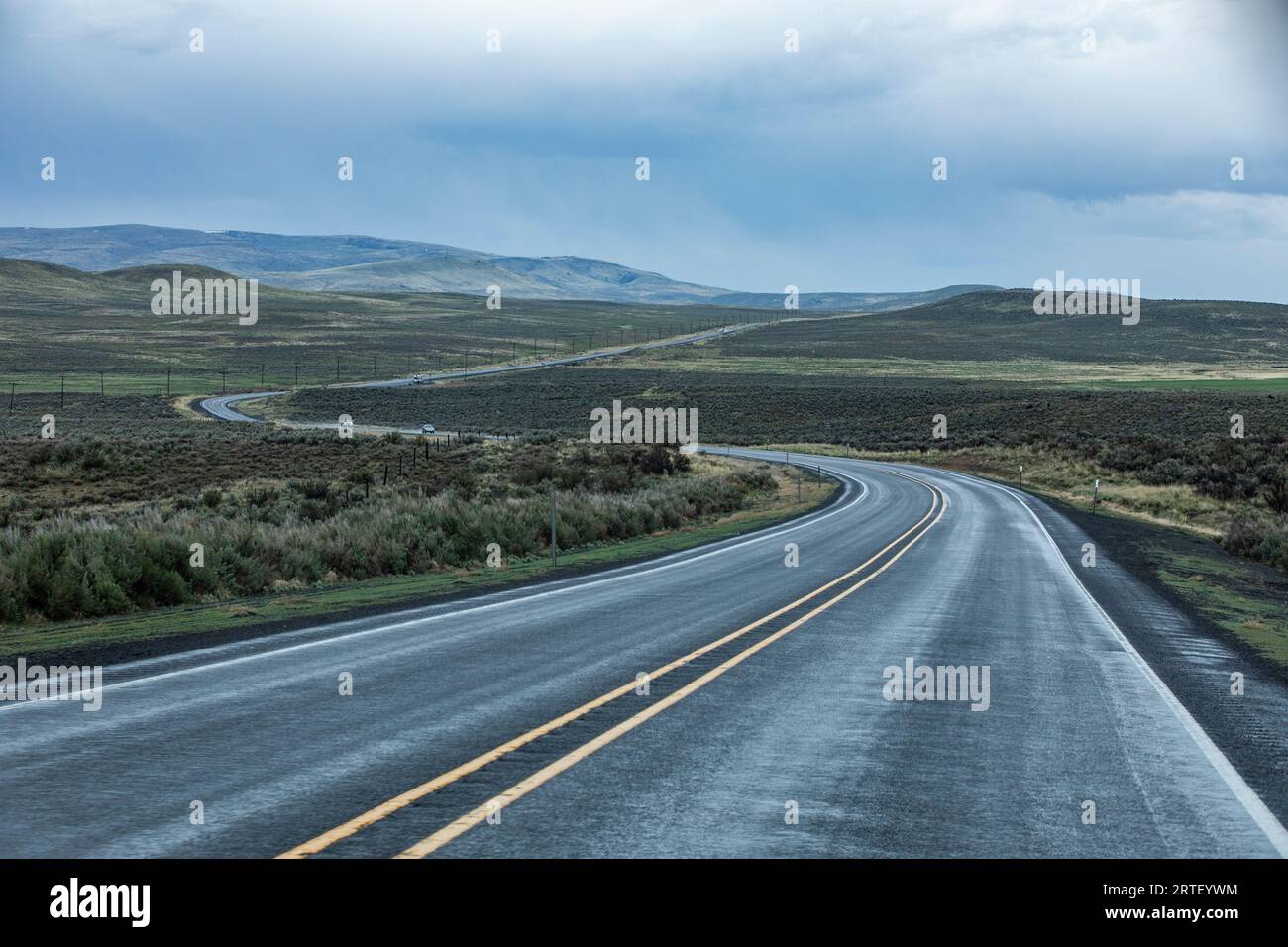USA, Nevada, McDermitt, Blick auf den Highway bei stürmischem Wetter Stockfoto