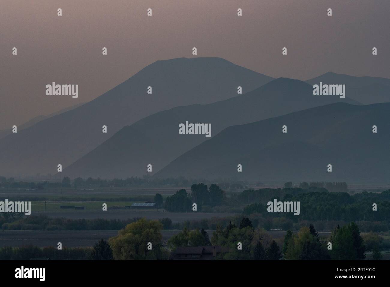 USA, Idaho, Bellevue, Silhouette der Berge in der Abenddämmerung Stockfoto