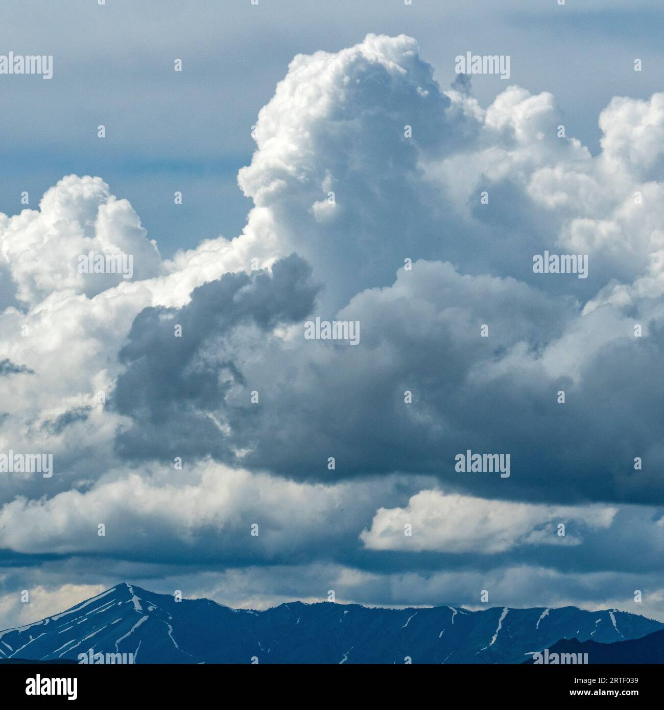 USA, Idaho, Bellevue, majestätische Wolken über den Bergen Stockfoto