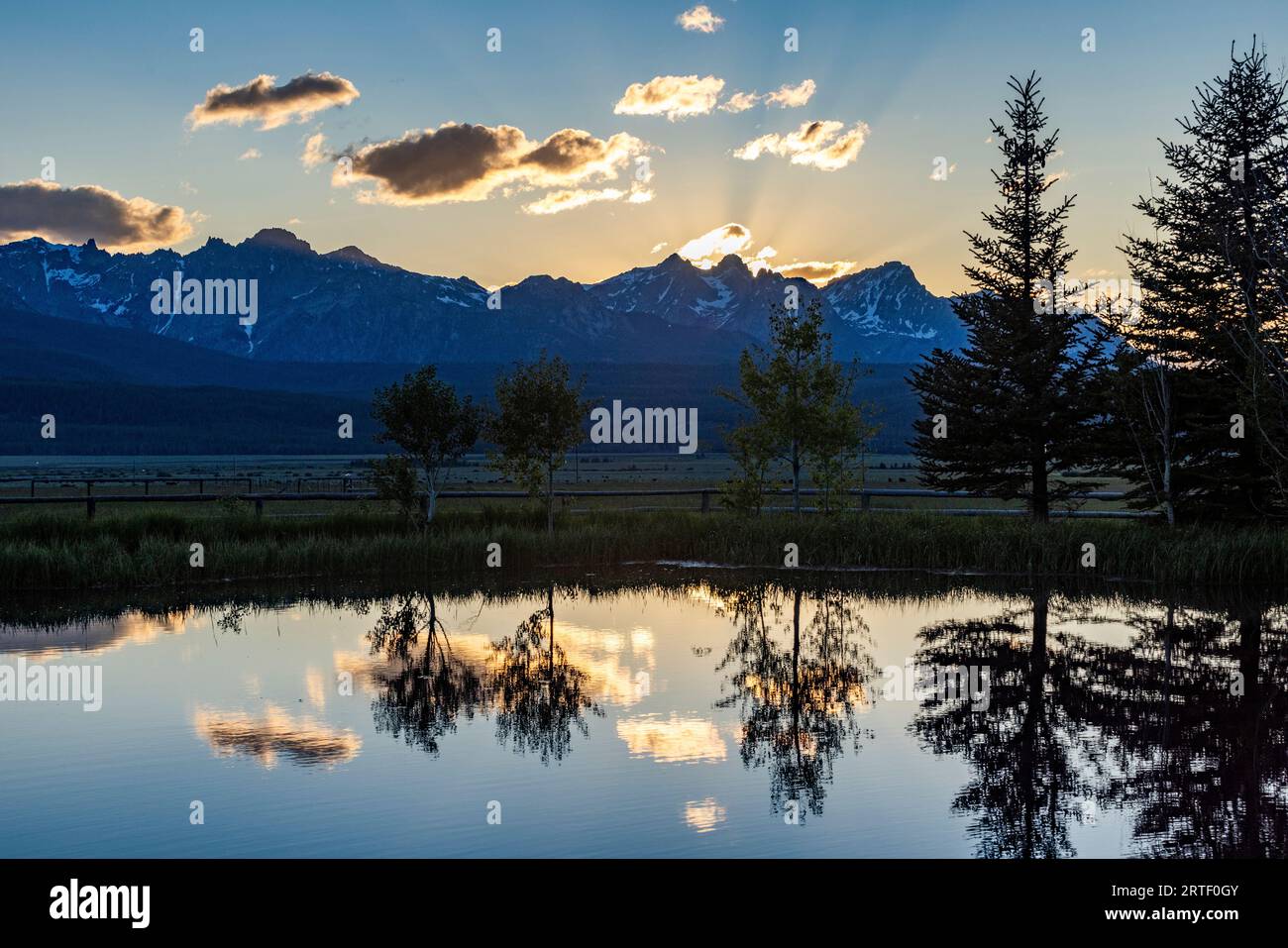 USA, Idaho, Stanley, Panoramablick auf die Sawtooth Mountains mit Teich bei Sonnenuntergang Stockfoto