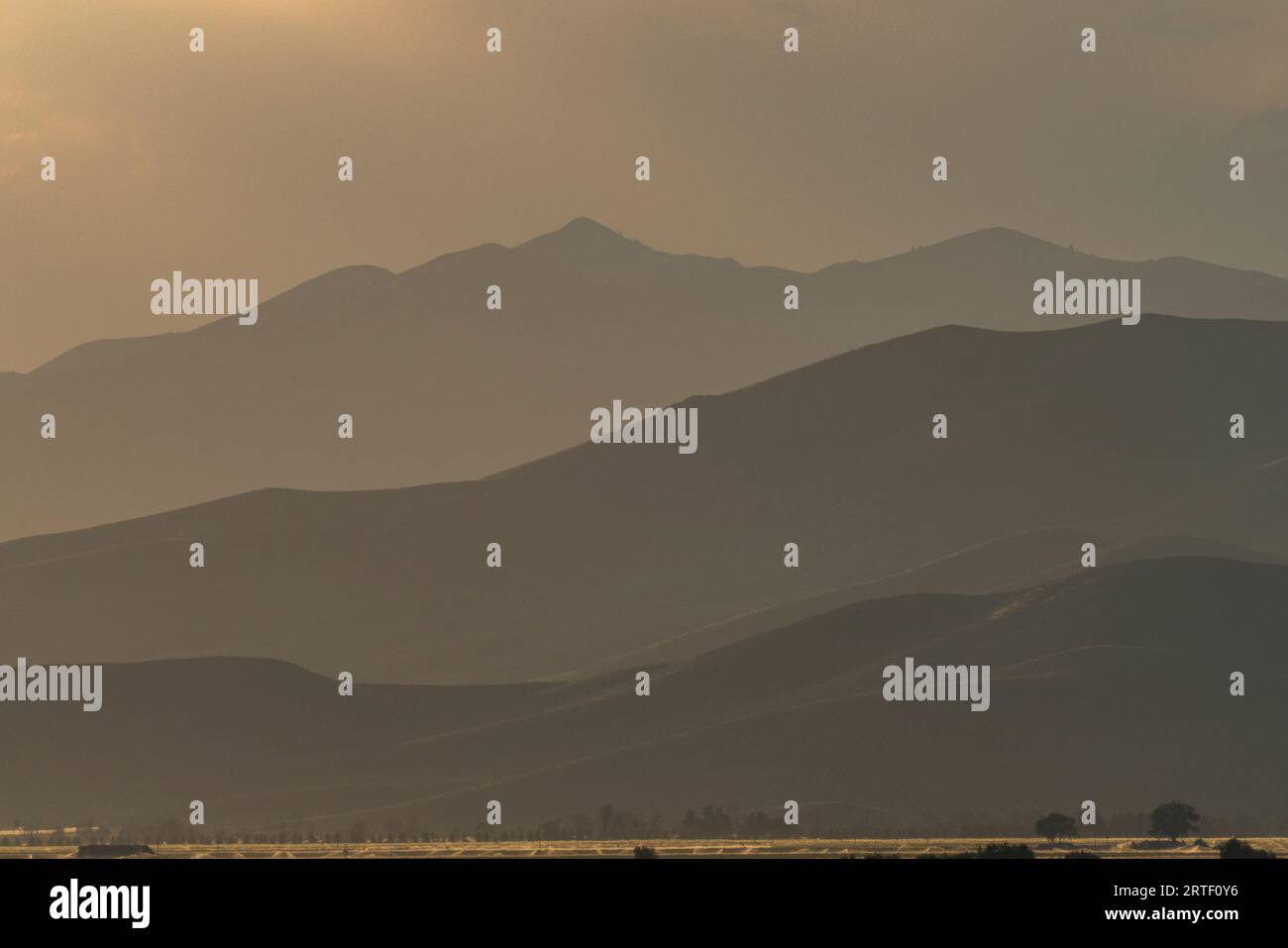 USA, Idaho, Bellevue, Berglandschaft im Nebel bei Sonnenuntergang Stockfoto