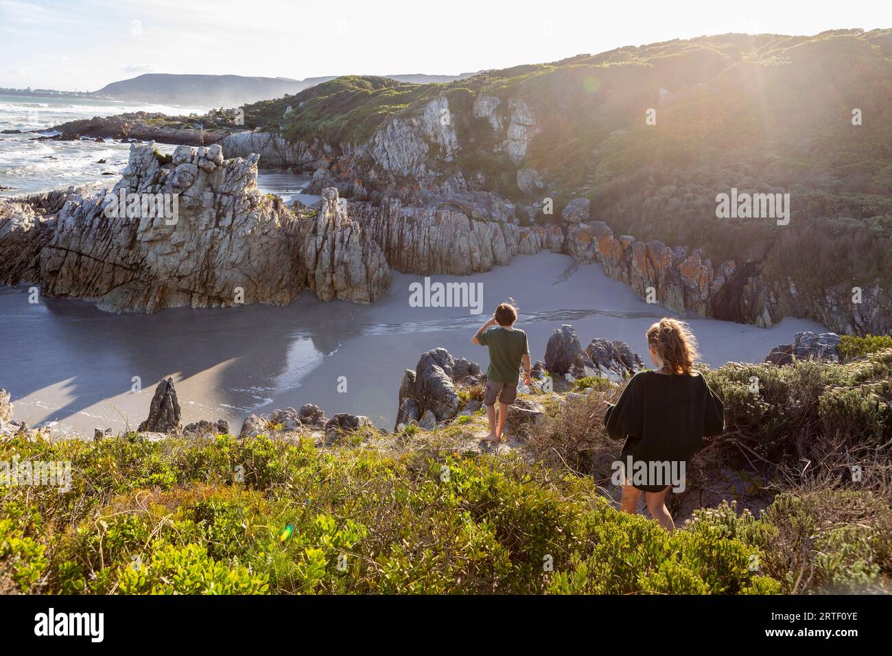 Südafrika, Hermanus, Bruder (10–11) und Schwester (16–17) erkunden die felsige Küste am Voelklip Beach Stockfoto
