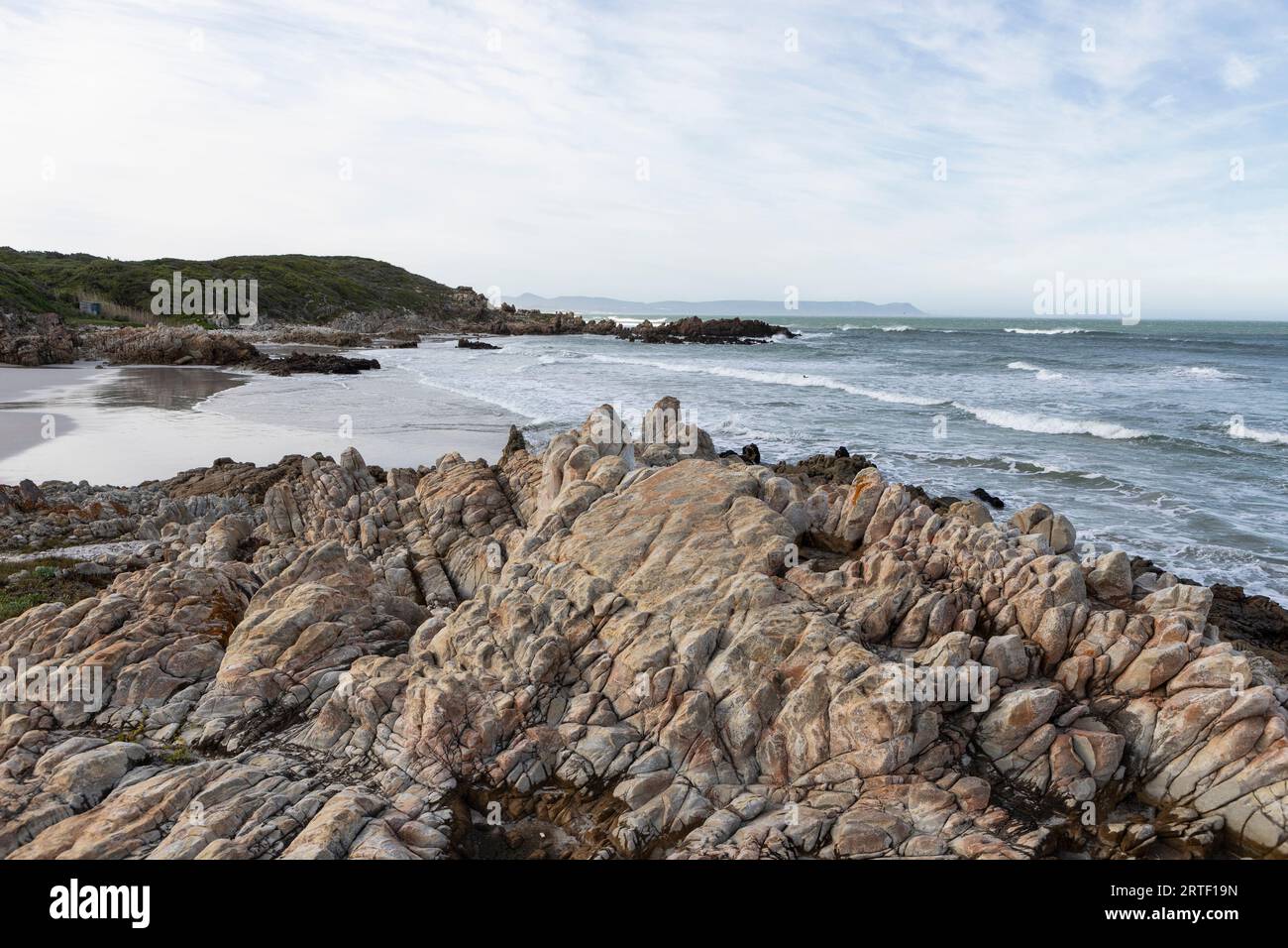 Südafrika, Hermanus, felsige Küste des Atlantischen Ozeans am Voelklip Beach Stockfoto