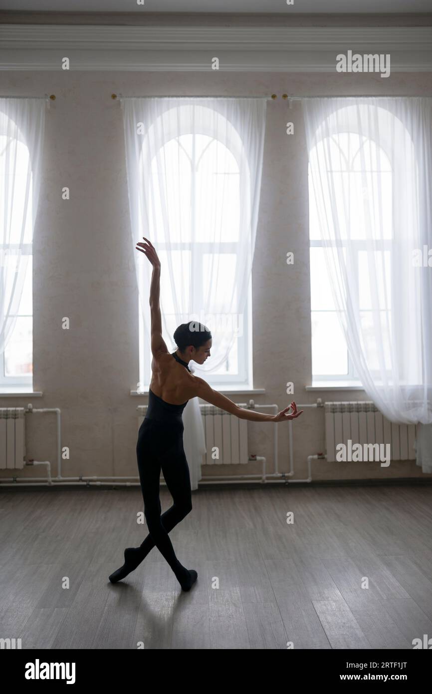Rückansicht der Ballerina, die im Studio tanzt Stockfoto