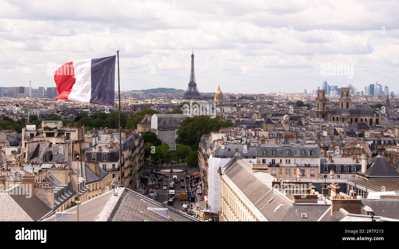 Frankreich, Paris, Stadtbild mit französischer Flagge und Eiffelturm im Hintergrund Stockfoto