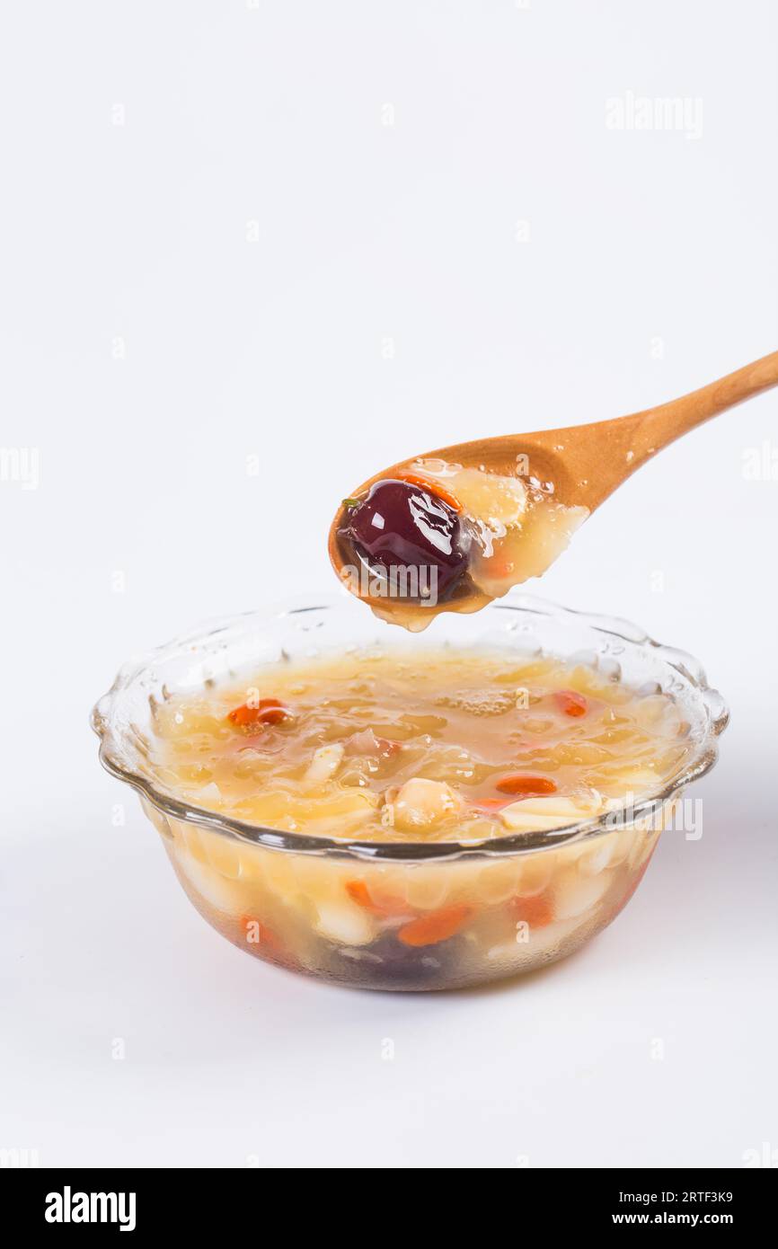 Pflegende rote Dattelsuppe, weißer Pilz und Lotussaatensuppe Stockfoto
