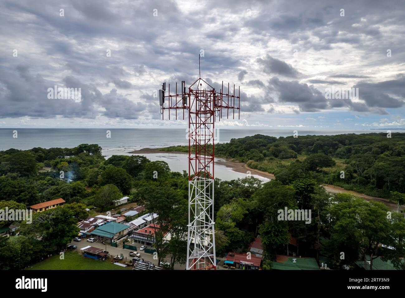 Nahaufnahme von Luftaufnahmen eines Mobilfunk-, Telekommunikations- und g5-Turms in den Bergen und am Strand von Costa Rica Stockfoto