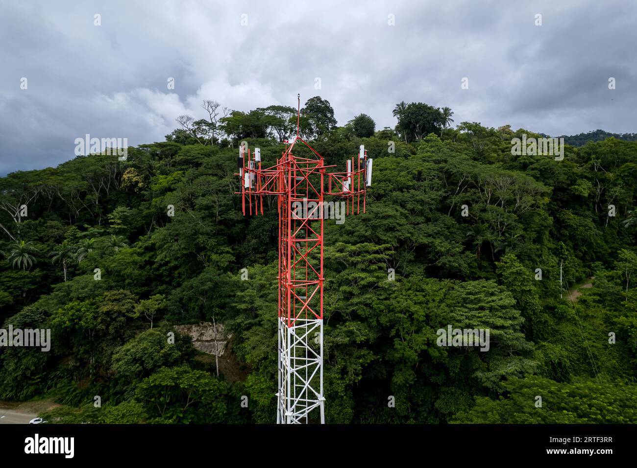 Nahaufnahme von Luftaufnahmen eines Mobilfunk-, Telekommunikations- und g5-Turms in den Bergen und am Strand von Costa Rica Stockfoto