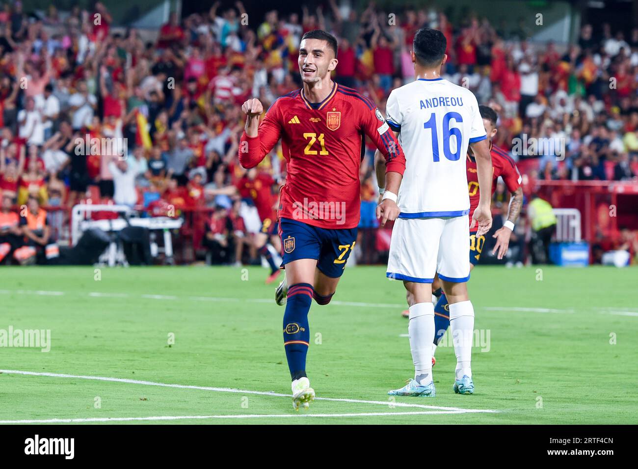 Granada, Spanien. September 2023. Ferran Torres (L) aus Spanien feiert am 12. September 2023 in Granada, Spanien, das Gruppenspiel der UEFA-Europameisterschaft 2024 zwischen Spanien und Zypern. Quelle: Gustavo Valient/Xinhua/Alamy Live News Stockfoto