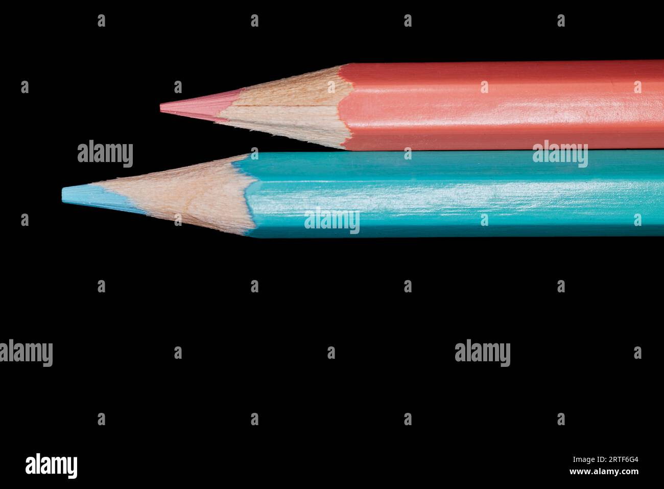 Pink und Aqua Blue Buntstifte isoliert auf Schwarz Stockfoto