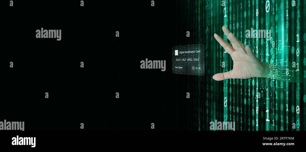 Ein Hacker, der hinter binärem Code steckt, Datenströme durchbricht die Cybersicherheit und erreicht seine Hand, um Ihre persönliche Identität zu kontrollieren Stockfoto