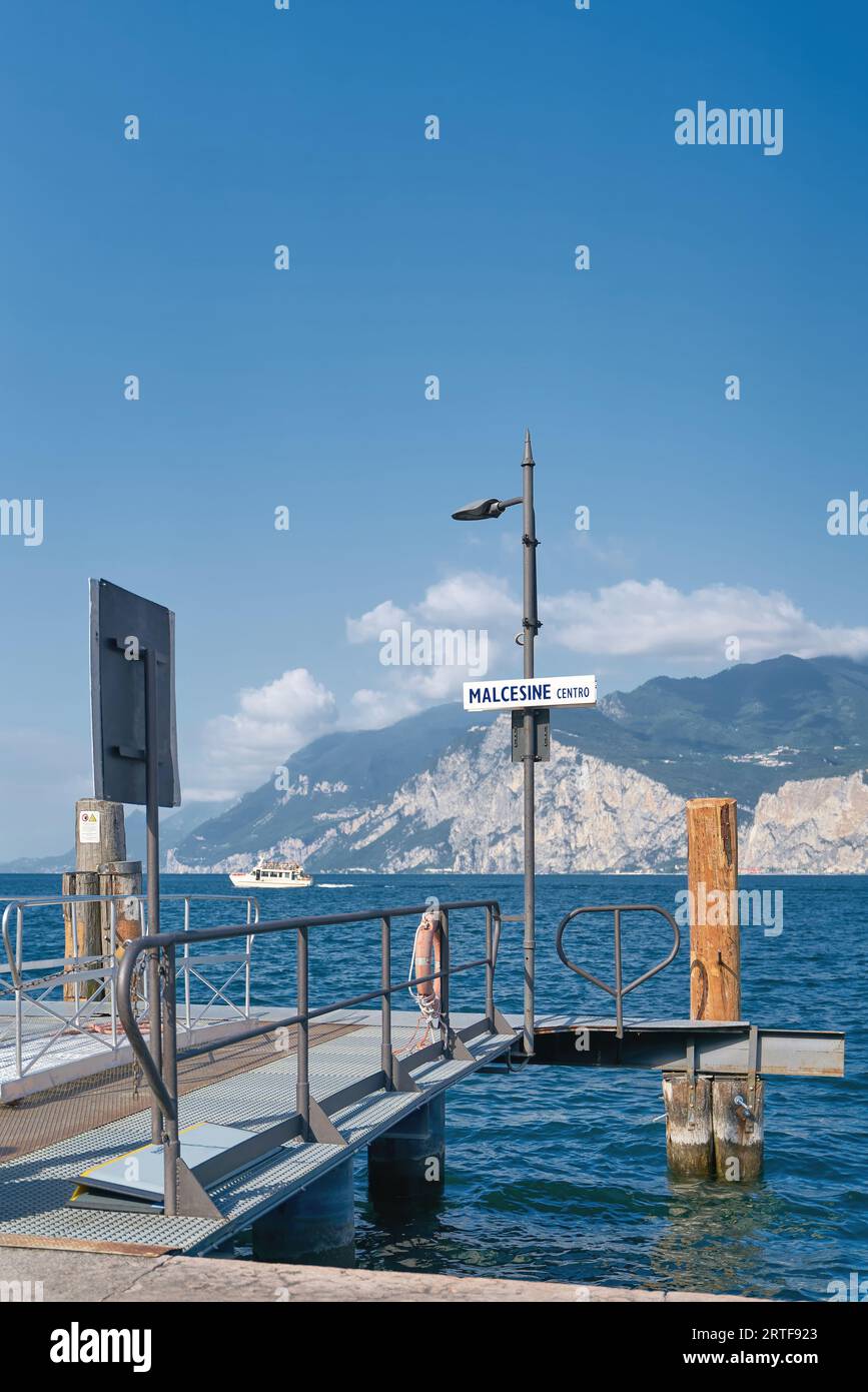 Pier für Fährverbindung am Ufer des Gardasees in Malcesine Centro in Italien Stockfoto