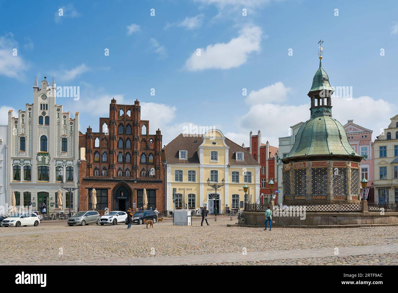 Marktplatz in der Wismarer Altstadt mit Wasserkunst, Wasserkunst für die historische Wasserversorgung der Stadt Stockfoto