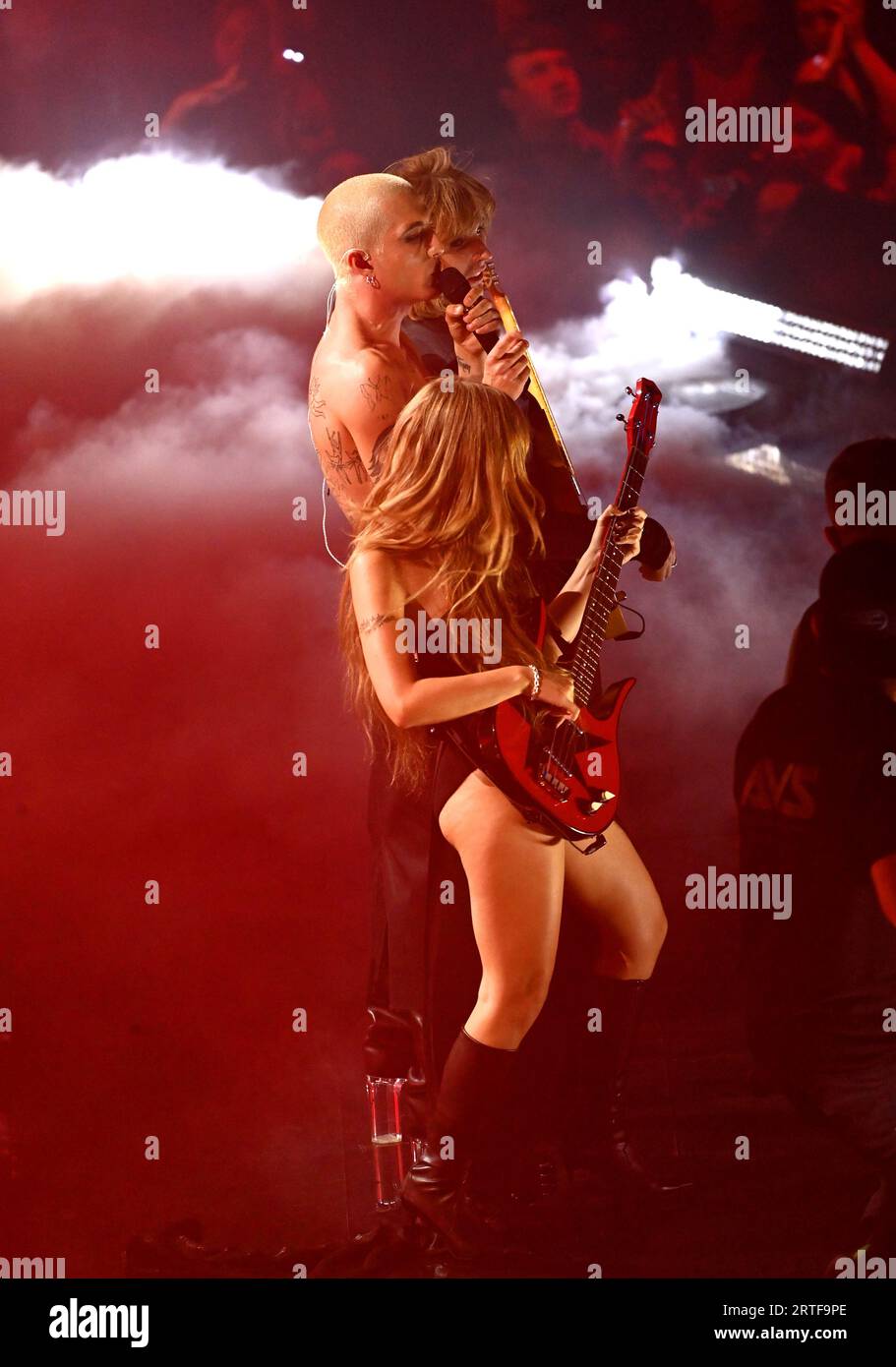 Damiano David, Thomas Raggi und Victoria de Angelis aus Maneskin treten bei den MTV Video Music Awards 2023 im Prudential Center in Newark, New Jersey, auf. Bilddatum: Dienstag, 12. September 2023. Stockfoto