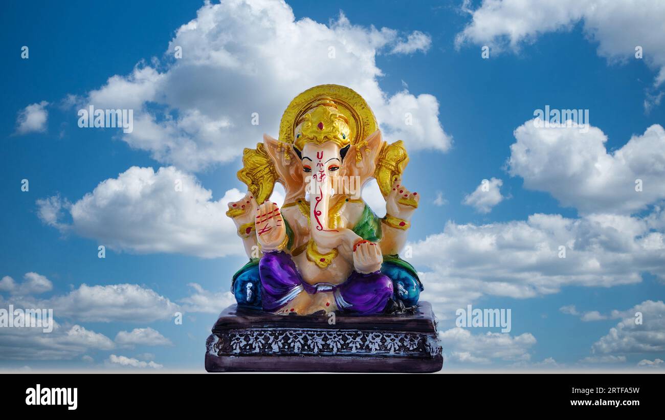 Statue der indischen Göttin Lakshmi Ganesha und Durga. Lakshmi und Ganesha mit Adiyogi-Hindu-Göttern. Weihnachtsbanner oder Grußkarte für indisches Festival. Stockfoto