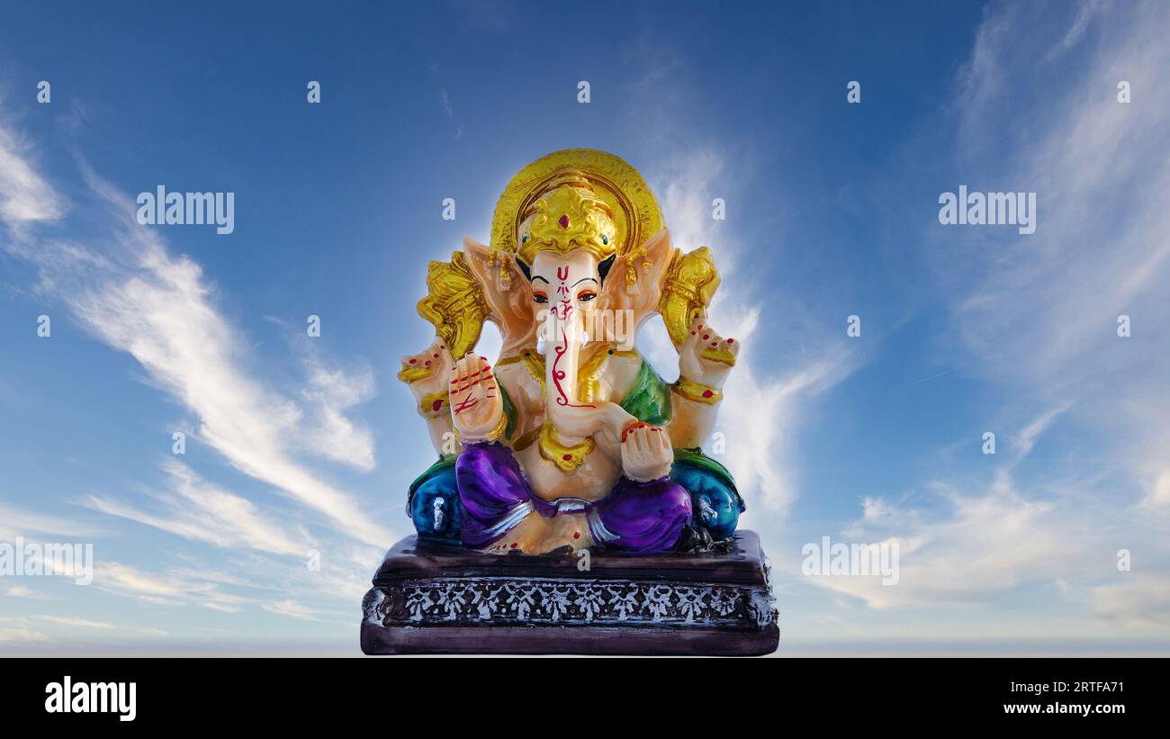 Statue der indischen Göttin Lakshmi Ganesha und Durga. Lakshmi und Ganesha mit Adiyogi-Hindu-Göttern. Weihnachtsbanner oder Grußkarte für indisches Festival. Stockfoto