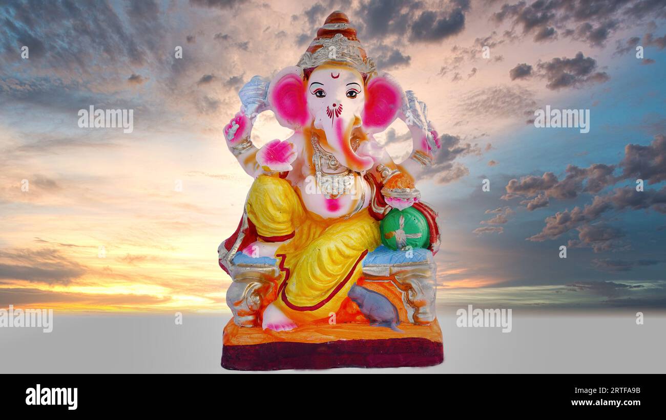 Statue der indischen Göttin Lakshmi Ganesha und Durga. Lakshmi und Ganesha mit Adiyogi-Hindu-Göttern. Weihnachtsbanner oder Grußkarte für indisches Festival. Stockfoto