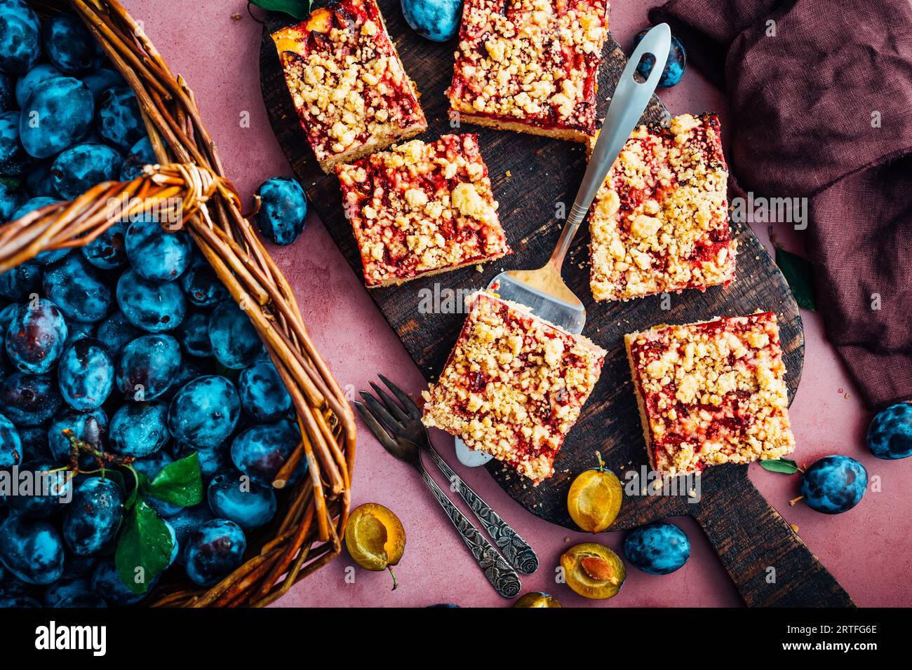 Hausgemachter veganer Zwetschgenkuchen mit Hefeteig und Streuseln Stockfoto