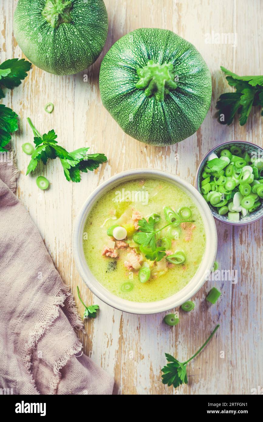 Leckere hausgemachte Zucchini-Suppe, Suppenpüree aus grünem Gemüse. Stockfoto