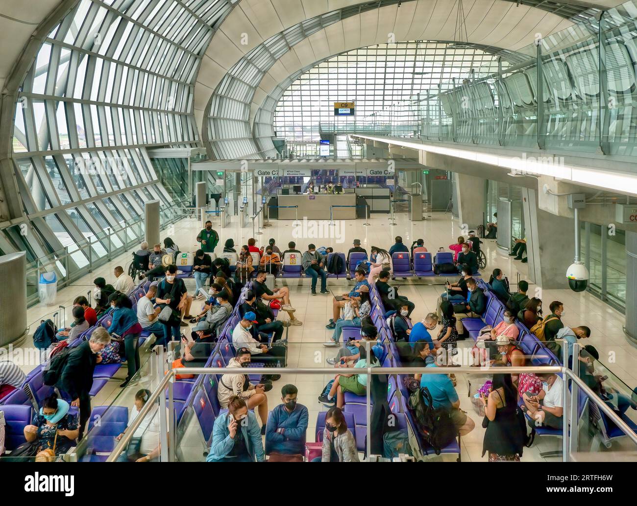 Bangkok, Thailand - 21. Juli 2022. Passagiere, die an einem internationalen Abflugsteig am Flughafen Suvarnabhumi für einen Flug nach Manila, Philippinen, warten. Stockfoto