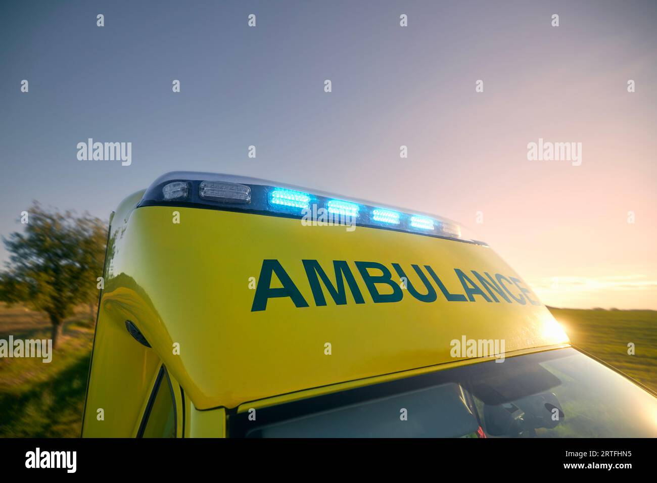 Sirene des Rettungsdienstes gegen den Himmel bei Sonnenuntergang. Blinker auf dem Dach des Ambulanzwagens. Themen Rettung, Dringlichkeit und Gesundheitsfürsorge. Stockfoto