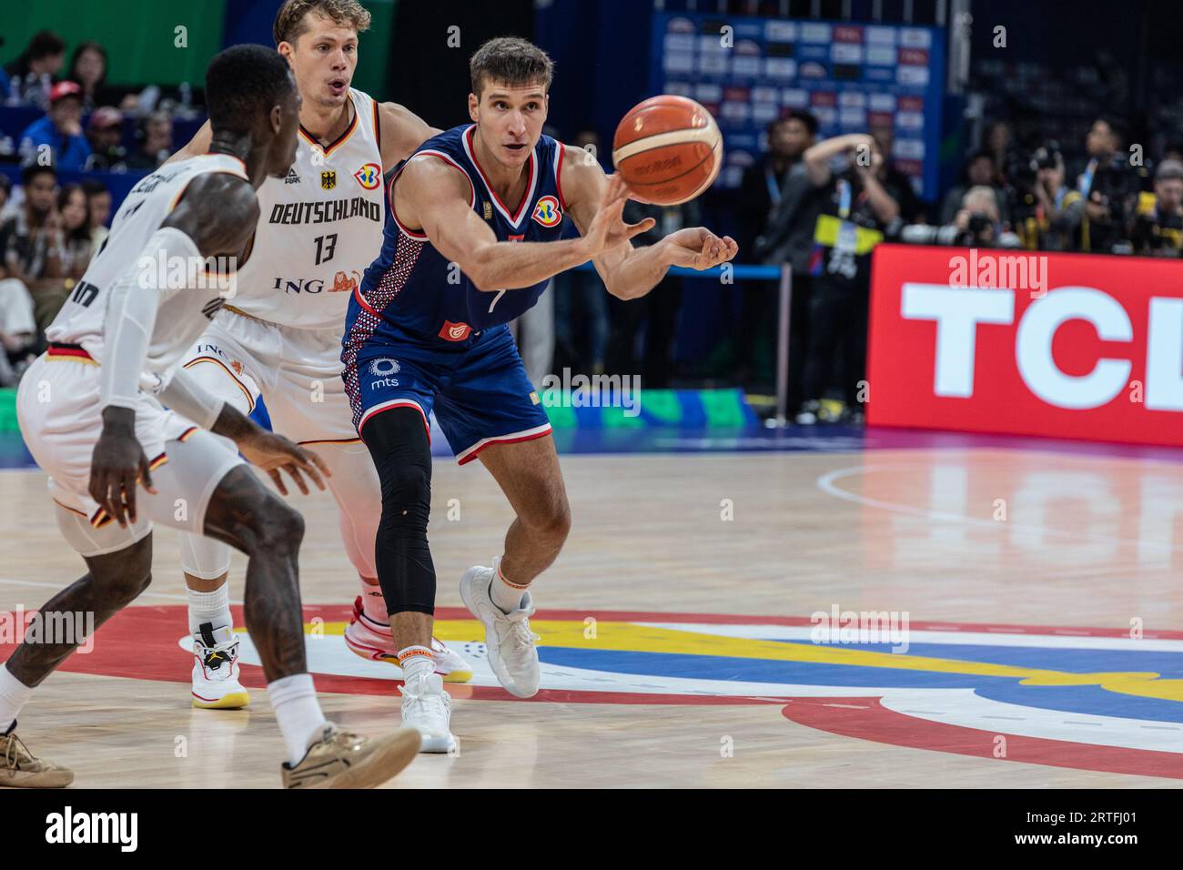 Manila, Philippinen. September 2023. Bogdan Bogdanovic (R) aus Serbien und Dennis Schroder (L) aus Deutschland, die während des Finales der FIBA Basketball-Weltmeisterschaft 2023 zwischen Serbien und Deutschland in der Mall of Asia Arena-Manila in Aktion waren. Endstand: Deutschland 83:77 Serbien. Quelle: SOPA Images Limited/Alamy Live News Stockfoto