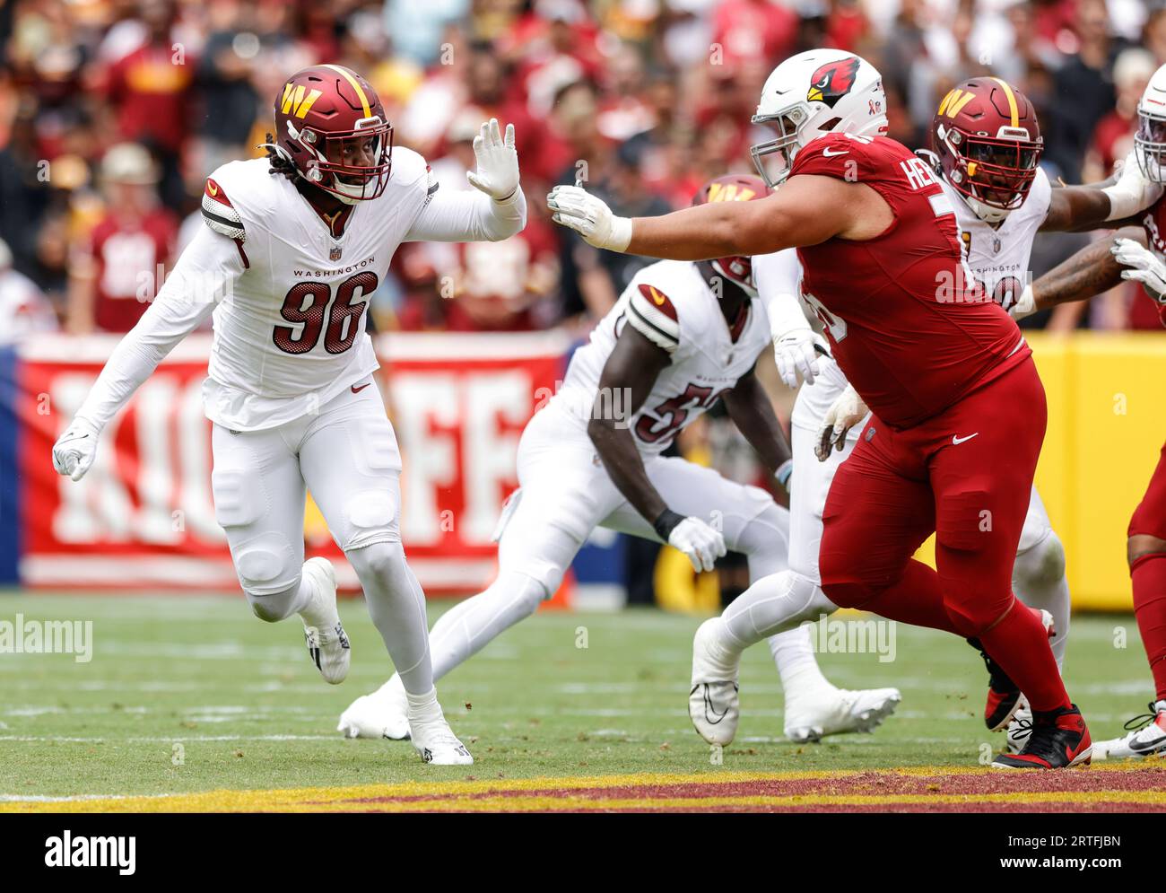 Washington Commanders DE James Smith-Williams (96) legt seine Hand hoch, um Cardinals’ OL will Hernandez (76) beim Spiel Arizona Cardinals vs Washington Commanders (Woche 1) am 10. September 2023 im FedEx Field in Landover, MD, zurückzudrängen (Alyssa Howell/Image of Sport) Stockfoto