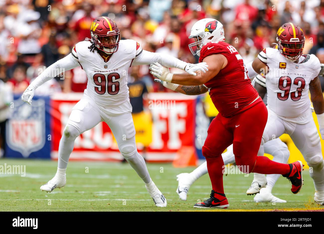 Washington Commanders DE James Smith-Williams (96) legt seine Hand hoch, um Cardinals’ OL will Hernandez (76) beim Spiel Arizona Cardinals vs Washington Commanders (Woche 1) am 10. September 2023 im FedEx Field in Landover, MD, zurückzudrängen (Alyssa Howell/Image of Sport) Stockfoto