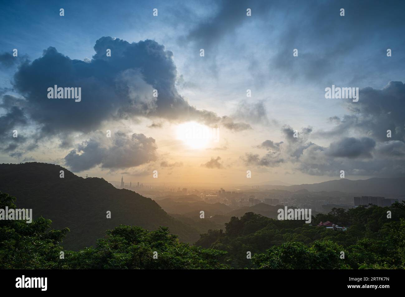 Die Wolken über der Stadt verändern sich ständig und nehmen verschiedene Formen an. Auswirkungen des Klimawandels auf die Umwelt. Stockfoto