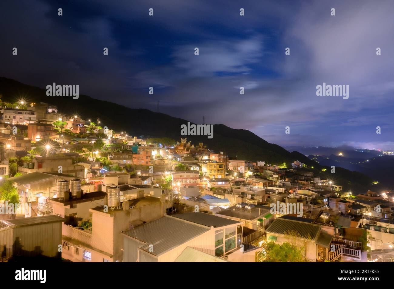 Schichten von Bergen und Wolken und Dörfern bilden zusammen ein Bild. Blick auf die Berge und das Meer vom Hochland des Ruifang District. Stockfoto