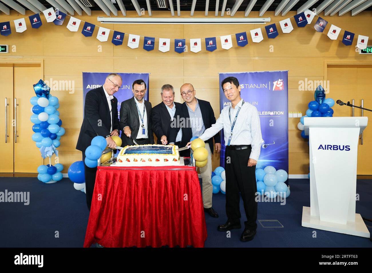 Tianjin. September 2023. Alberto Guti¨¦rrez (C), Chief Operating Officer des europäischen Flugzeugherstellers Airbus, und Gäste nehmen am 15. Jahrestag der Einweihung des Airbus A320 Final Assembly Line Asia (FALA) im nordchinesischen Tianjin am 7. September 2023 Teil. „Interview: China Essential in Airbus“-Plan, sagt COO: Xinhua/Alamy Live News Stockfoto