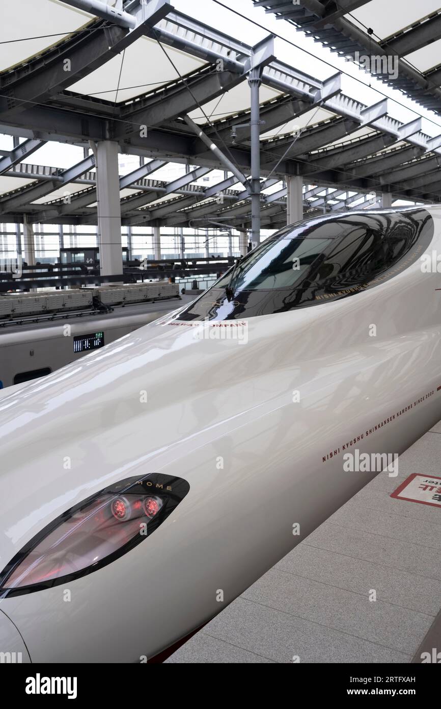 Nagasaki, Japan. März 2023. Der Kamome-Schnellzug Nishi Kyushu Shinkansen (è ¥¿ä¹å·žæ-°å¹¹ç·š) am Bahnhof Nagasaki, der Hochgeschwindigkeitszüge nach Takeo Onsen bedient. Das Kamome ist die neueste shinkansen-Netzwerkerweiterung in Japan, aber aufgrund der Opposition aus der lokalen Präfektur Saga, ist es nicht direkt mit der Hakata-Station verbunden. (Bild: © Taidgh Barron/ZUMA Press Wire) NUR REDAKTIONELLE VERWENDUNG! Nicht für kommerzielle ZWECKE! Stockfoto