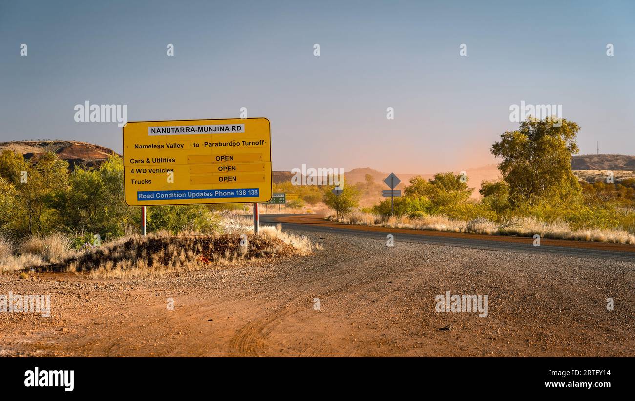WESTERN Australia, Australien - Straßenzustandschild für die unversiegelte Straße Nanutarra-Munjina Stockfoto