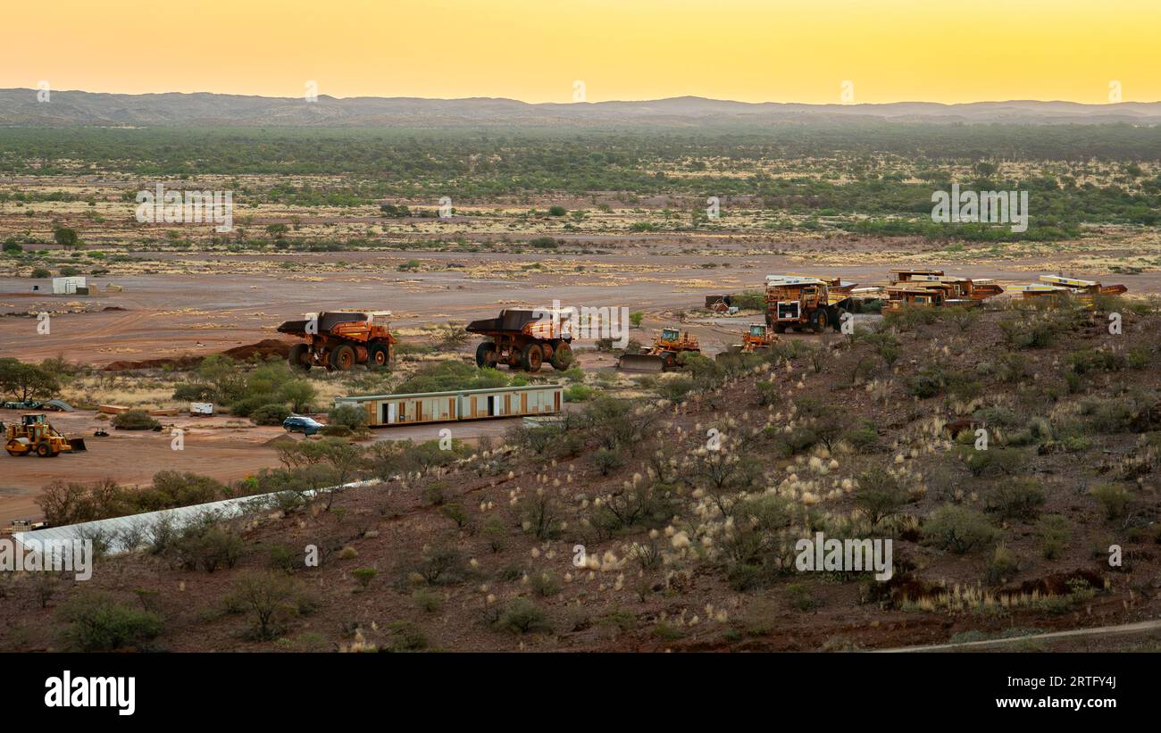 Paraburdoo, WA, Australien – Eine Sammlung von mehreren großen Bergbaufahrzeugen im Outback Stockfoto