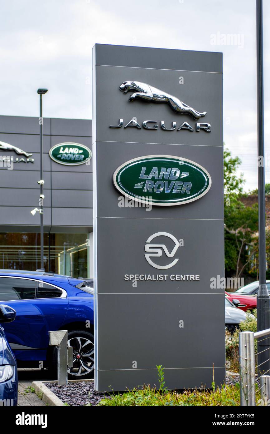 Jaguar Land Rover Showroom, Lower High Street, Watford, Hertfordshire, England, UK Stockfoto