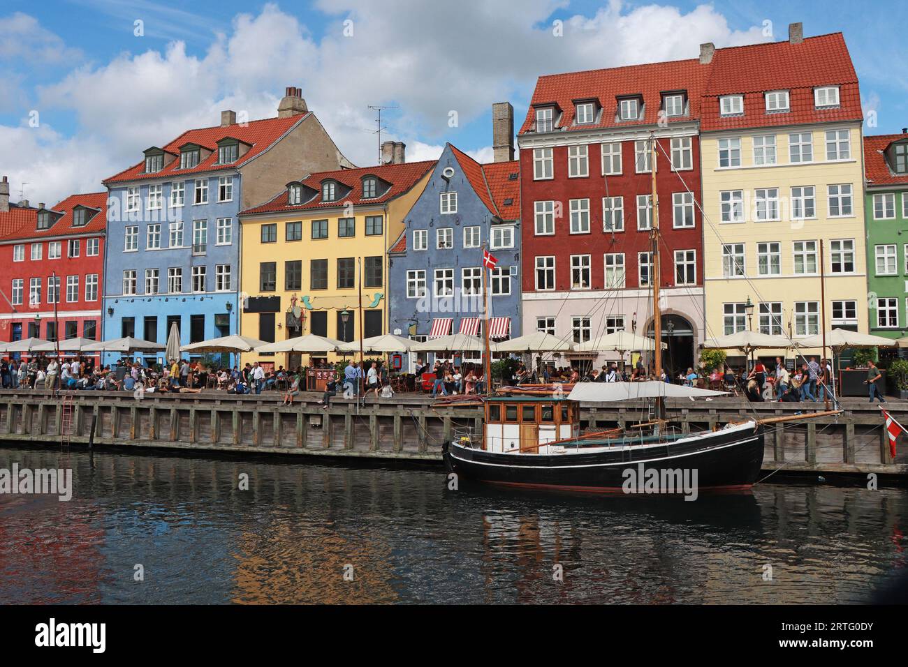 Sommerblick auf Nyhavn Pier mit farbigen Gebäuden i Schiffe, in der Altstadt von Kopenhagen, Dänemark Stockfoto