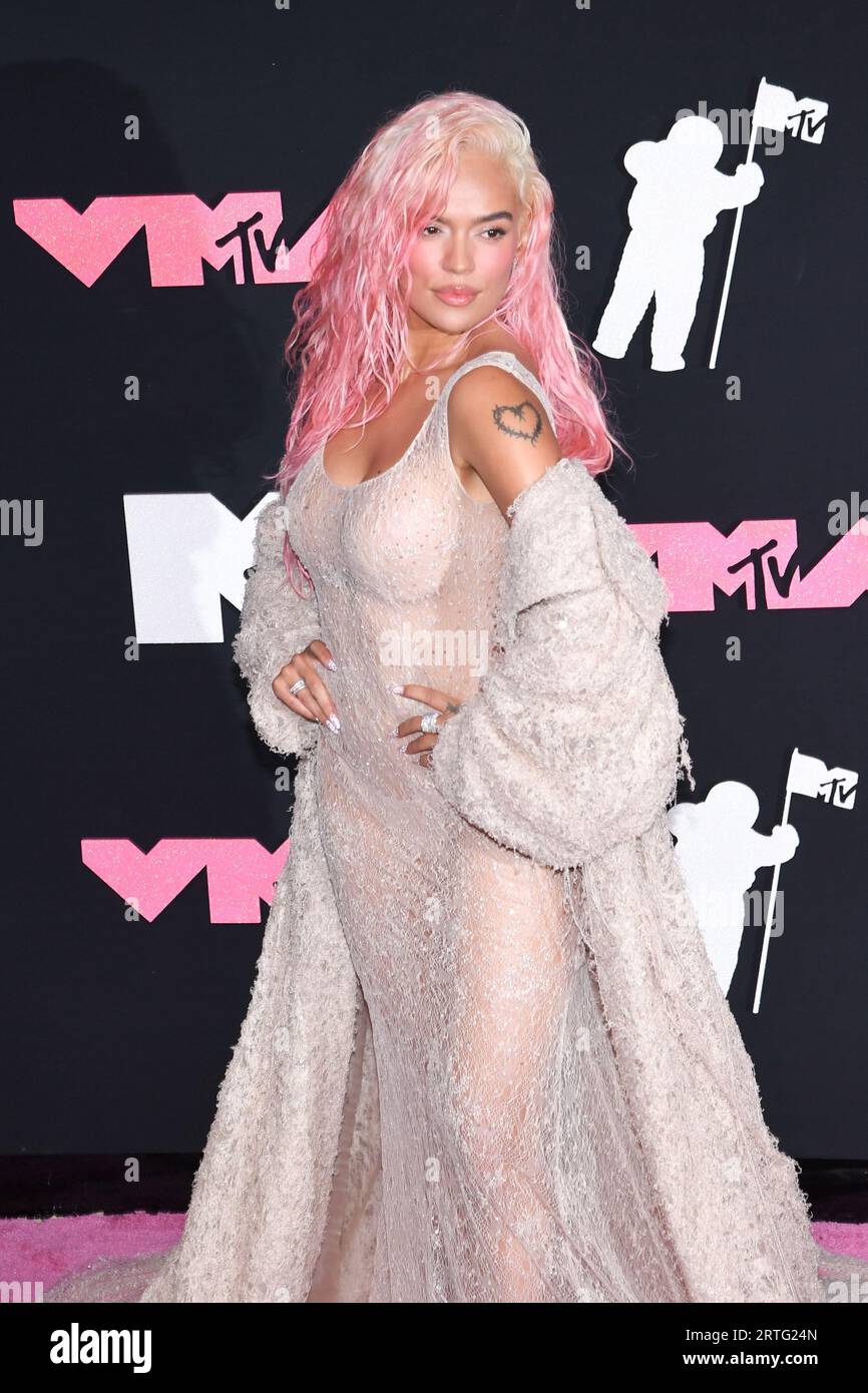New Jersey, USA. September 2023. Karol G wandert auf dem roten Teppich bei den MTV Video Music Awards 2023 im Prudential Center in Newark, NJ, am 12. September 2023. (Foto: Efren Landaos/SIPA USA) Credit: SIPA US/Alamy Live News Stockfoto