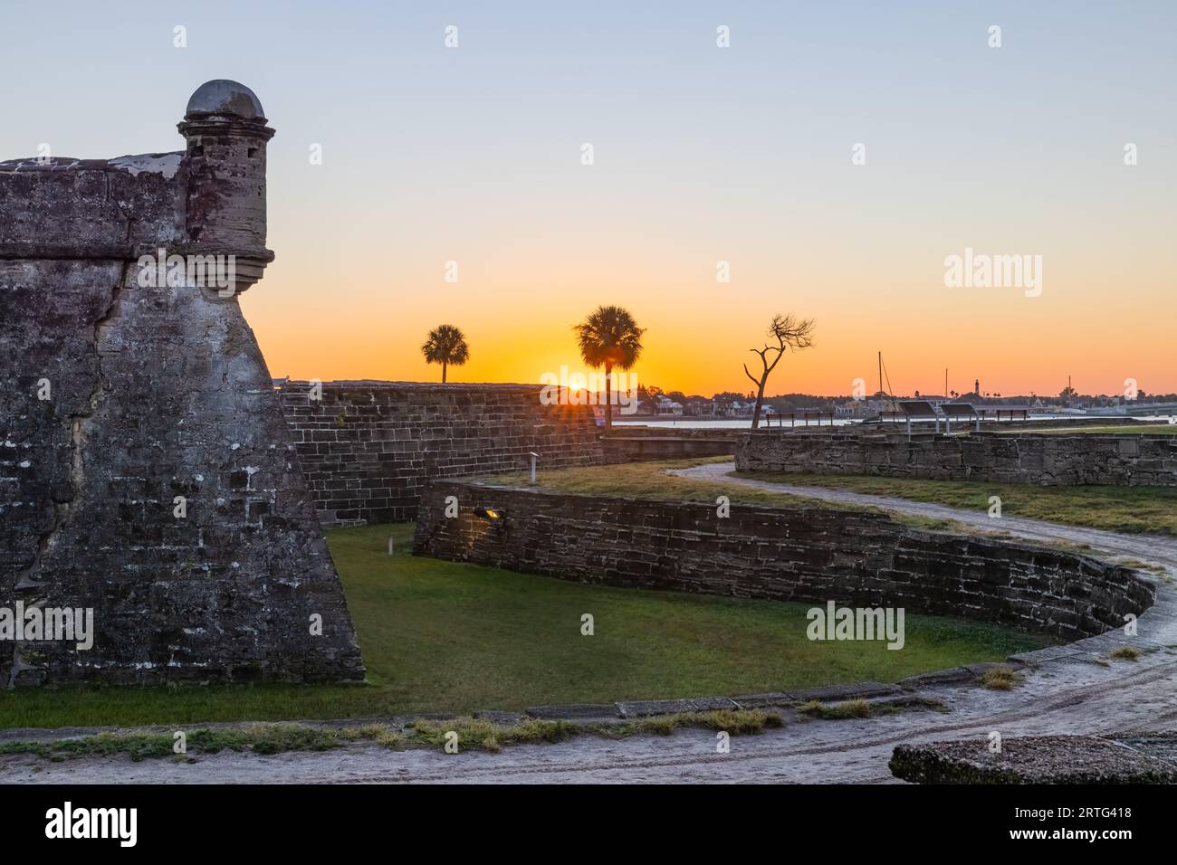 St. Augustine, Florida, USA - Castillo de San Marco National Monument mit der aufgehenden Sonne, die über den Rand der Mauer blickt. Stockfoto