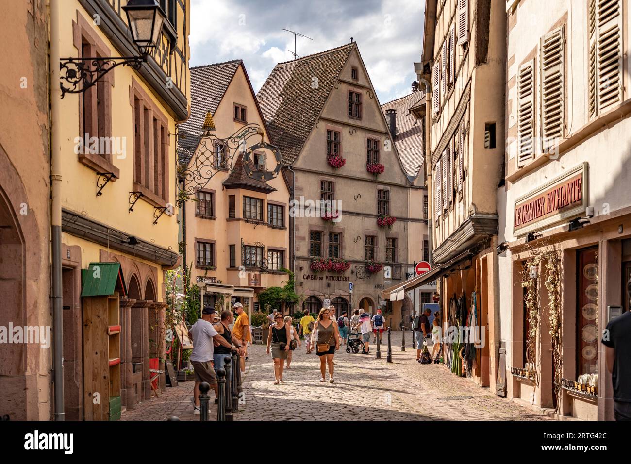 In der historischen Altstadt von Kaysersberg, Elsass, Frankreich | die historische Altstadt in Kaysersberg, Elsass, Frankreich Stockfoto