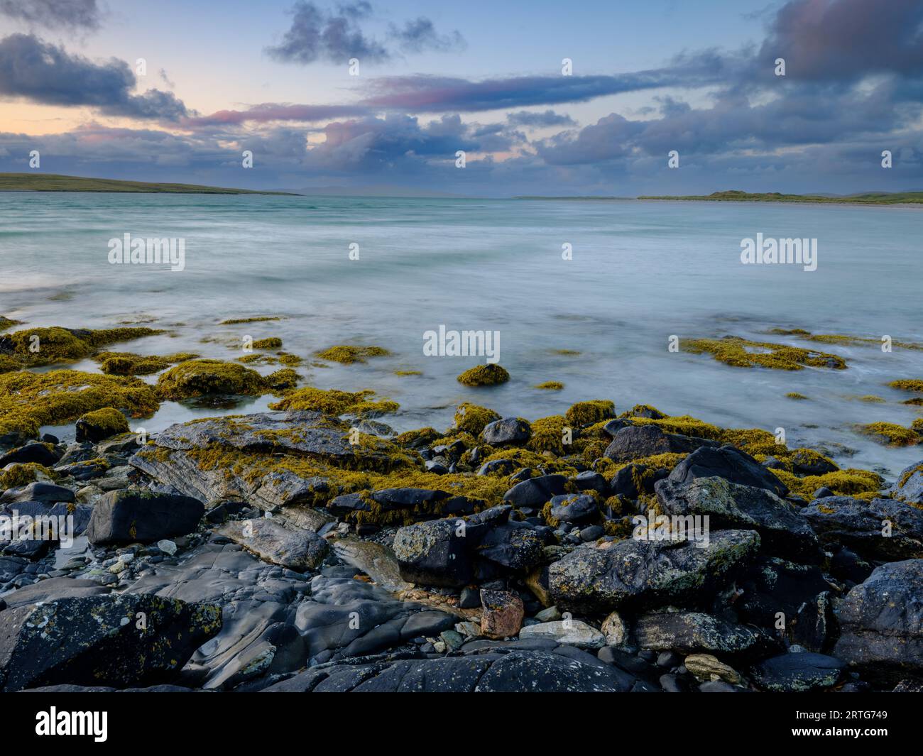 Wenn die Flut einsetzt, bewegt sich Wasser über den Felsen, Clachan Sands Uist Stockfoto