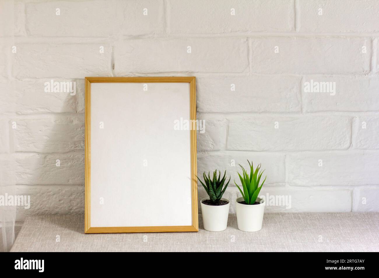 Ein leerer Fotorahmen auf einem Tisch oder Regal mit einer Kopie des Speicherplatzes Stockfoto