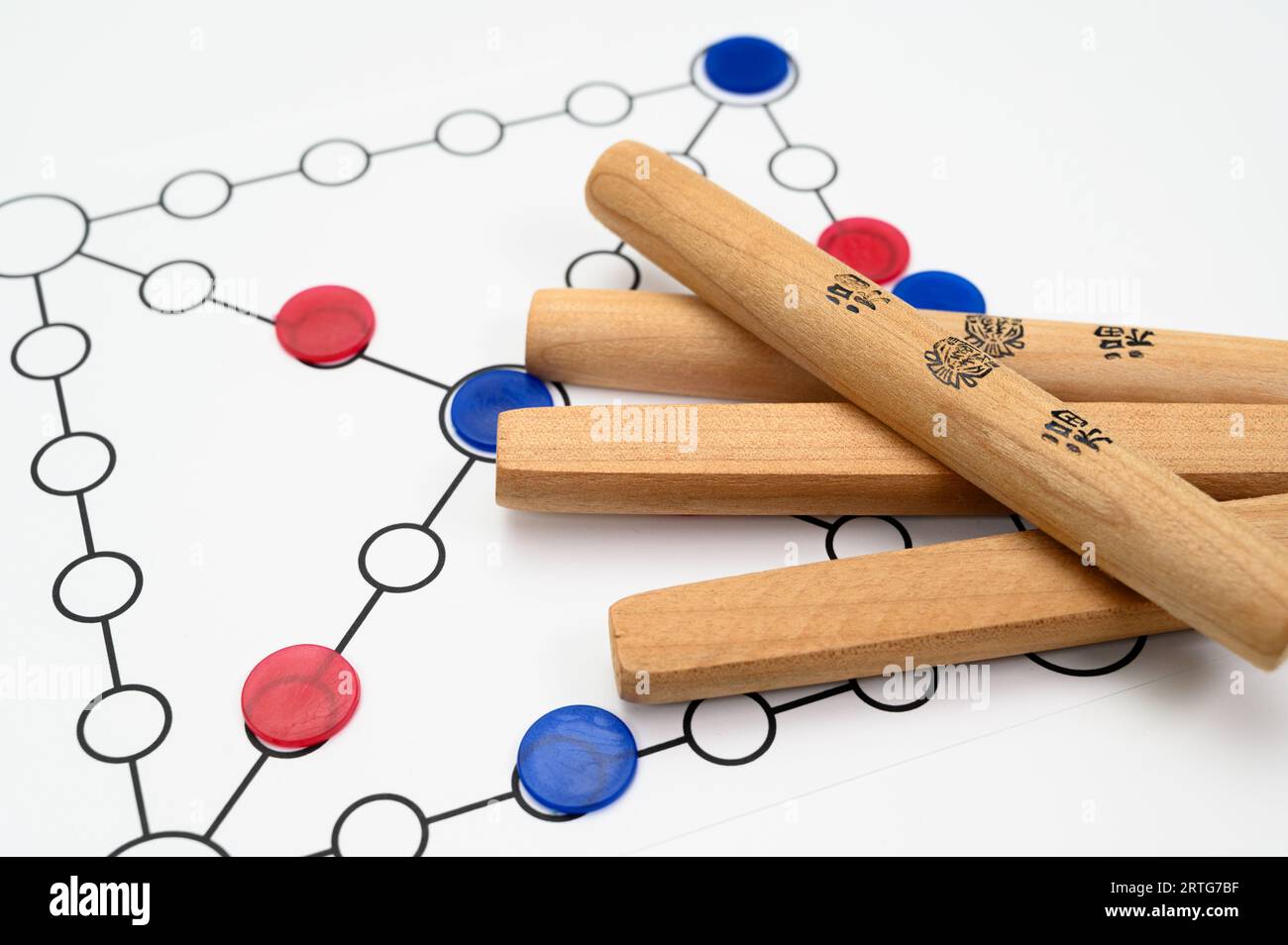 Yut ist ein traditionelles koreanisches Brettspiel mit vier Holzstäben namens Yut. Übersetzung des Textes: Viel Glück. Stockfoto