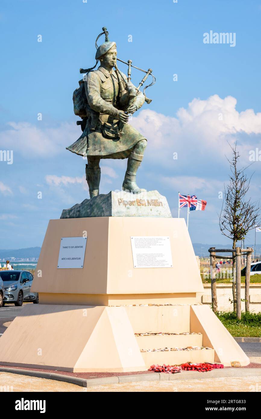 Statue des britischen Kommandos und Pipers Bill Millin, der die Pfeifen in Kilt spielt, vom Bildhauer Gaetan Ader, errichtet am Sword Beach in der Normandie, im Jahr 2013. Stockfoto