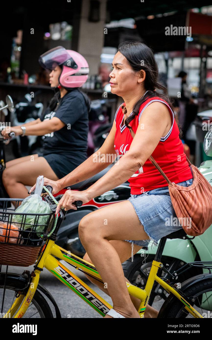 Einheimische Thailänder, Touristen und Bewohner eilen auf Mopeds und Motorrädern an der geschäftigen Kreuzung von Soi Buakhao und Soi Lengkee in Pattaya Thailand vorbei. Stockfoto