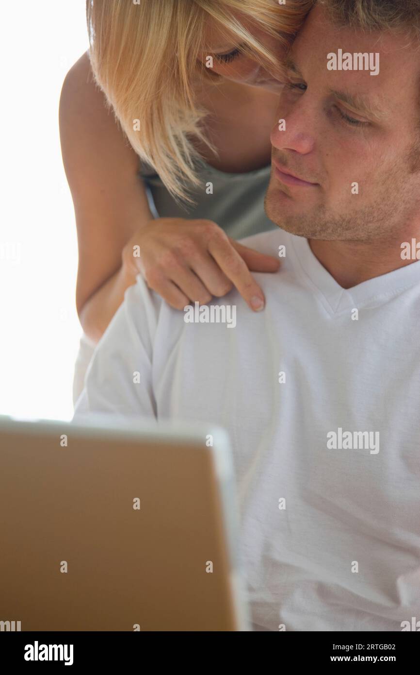 Junges Paar vor dem Laptop Stockfoto