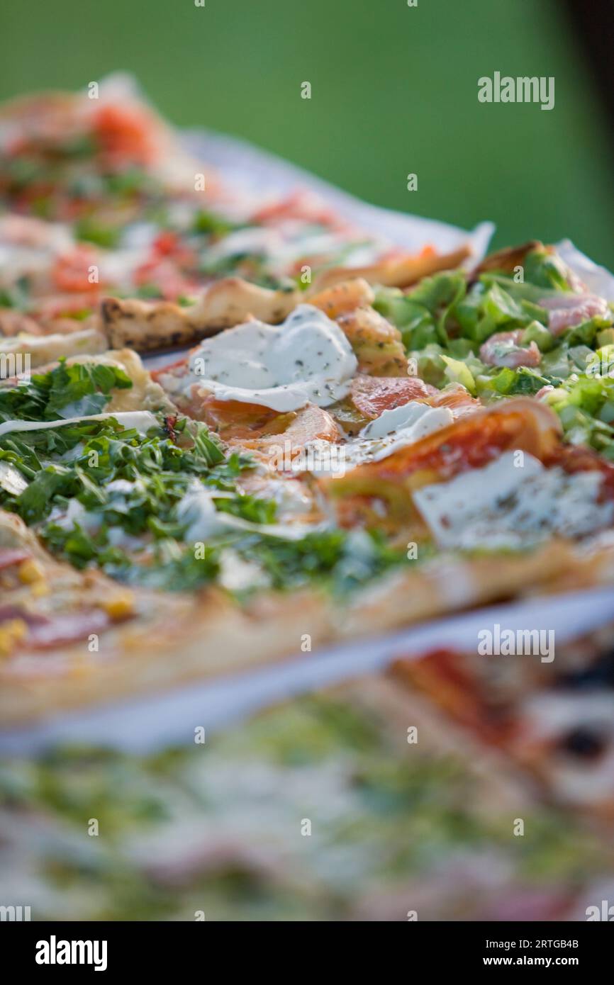 Nahaufnahme von Pizzastücke Stockfoto