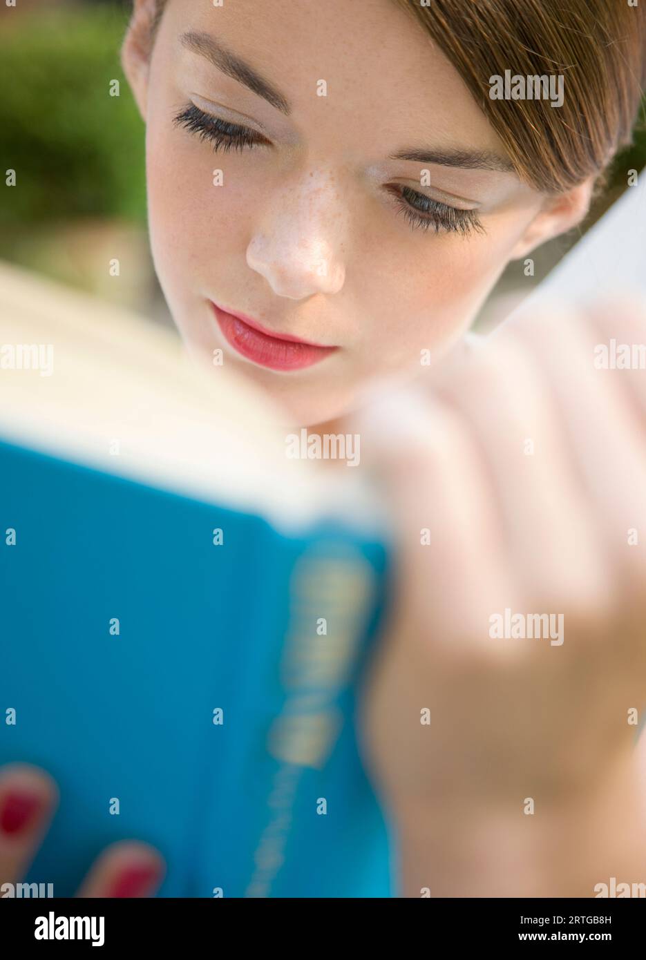 Nahaufnahme von ein junges Mädchen, ein Buch zu lesen Stockfoto
