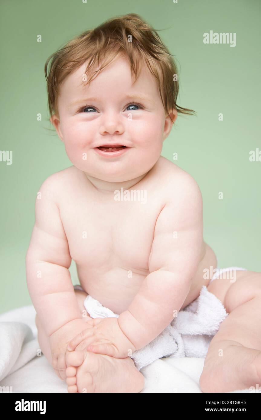 Portrait eines Babys auf grünem Hintergrund Stockfoto